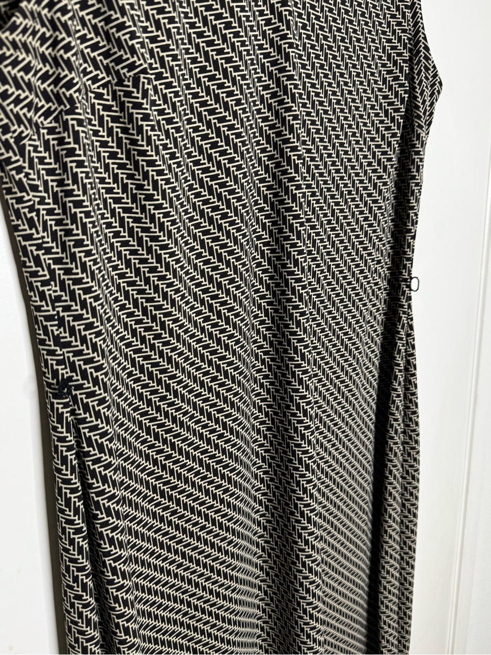 Sleeveless V-Neck Maxi Dress in Black and Cream - Unknown Brand - Picture 4 of 6